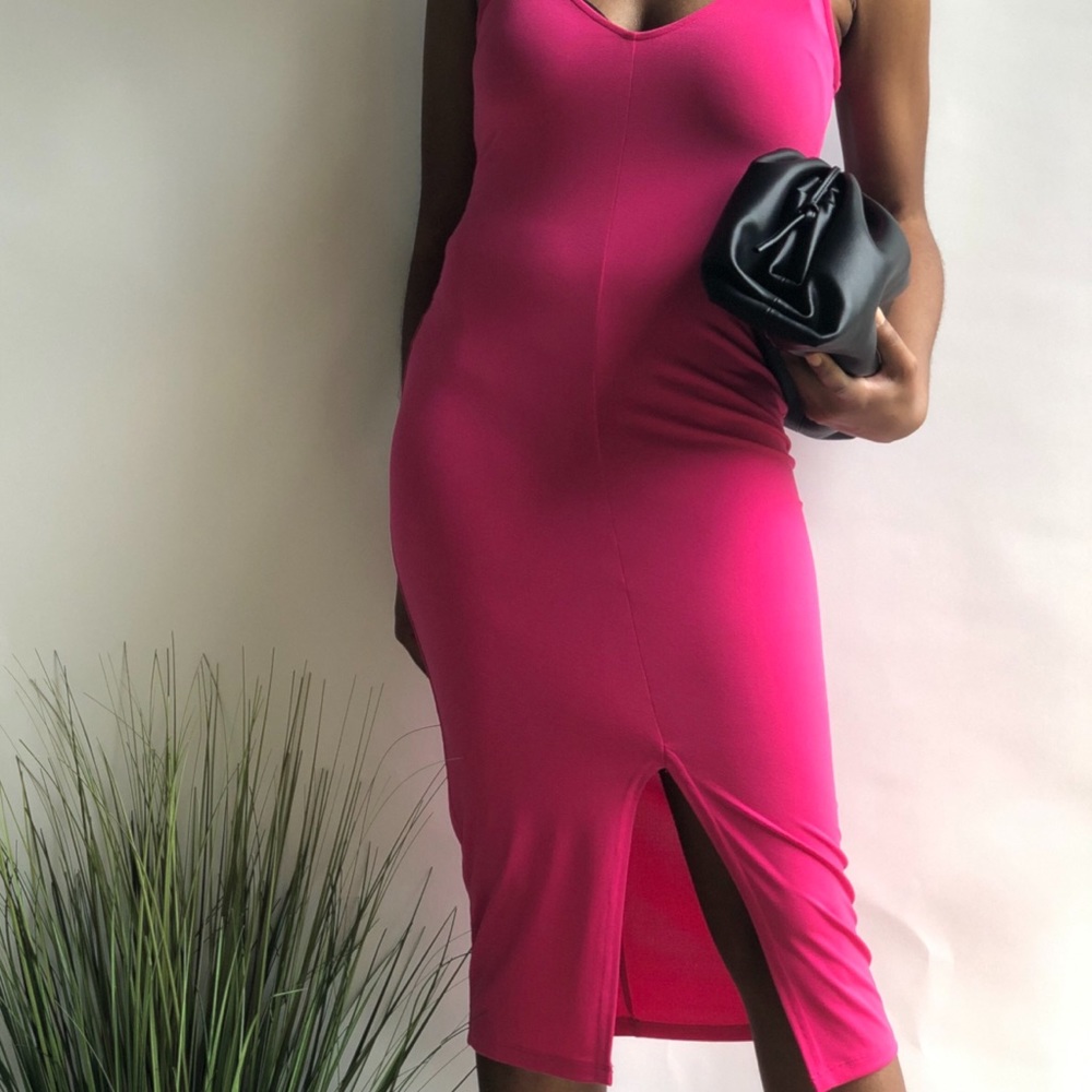 Midi length pink dress with vertical slit. - Picture 4 of 7